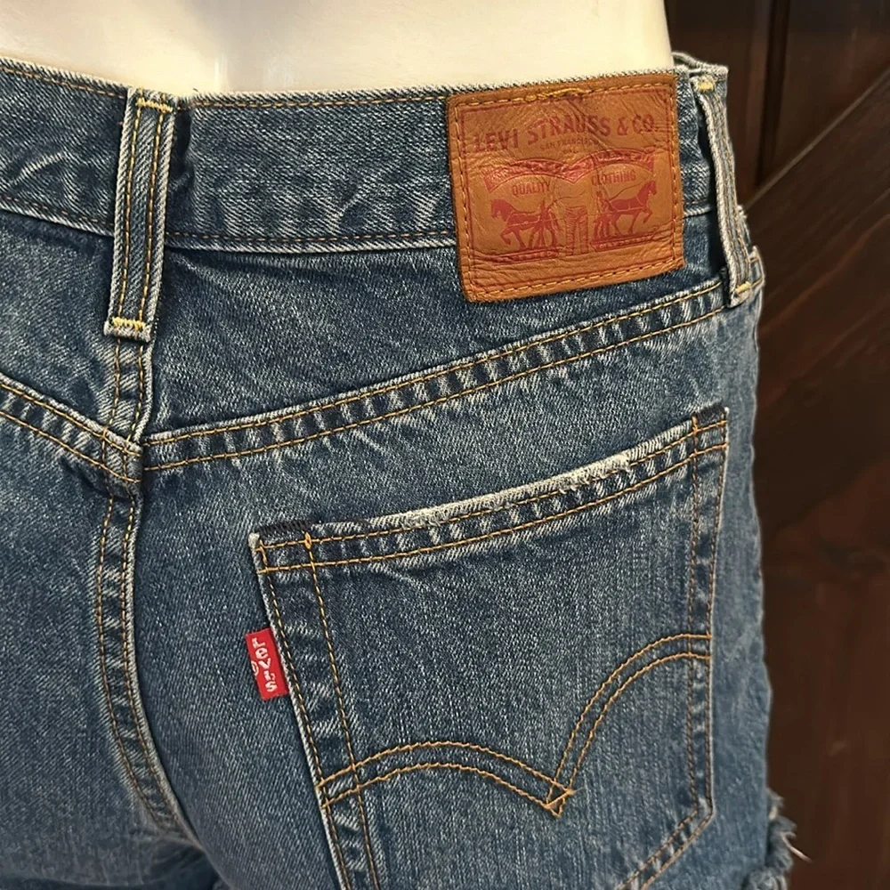 LEVI’S HIGH RISE DARK WASH 501 BUTTON FLY CUT OFF RETRO JEAN SHORTS SIZE 27 e8 - Picture 5 of 9